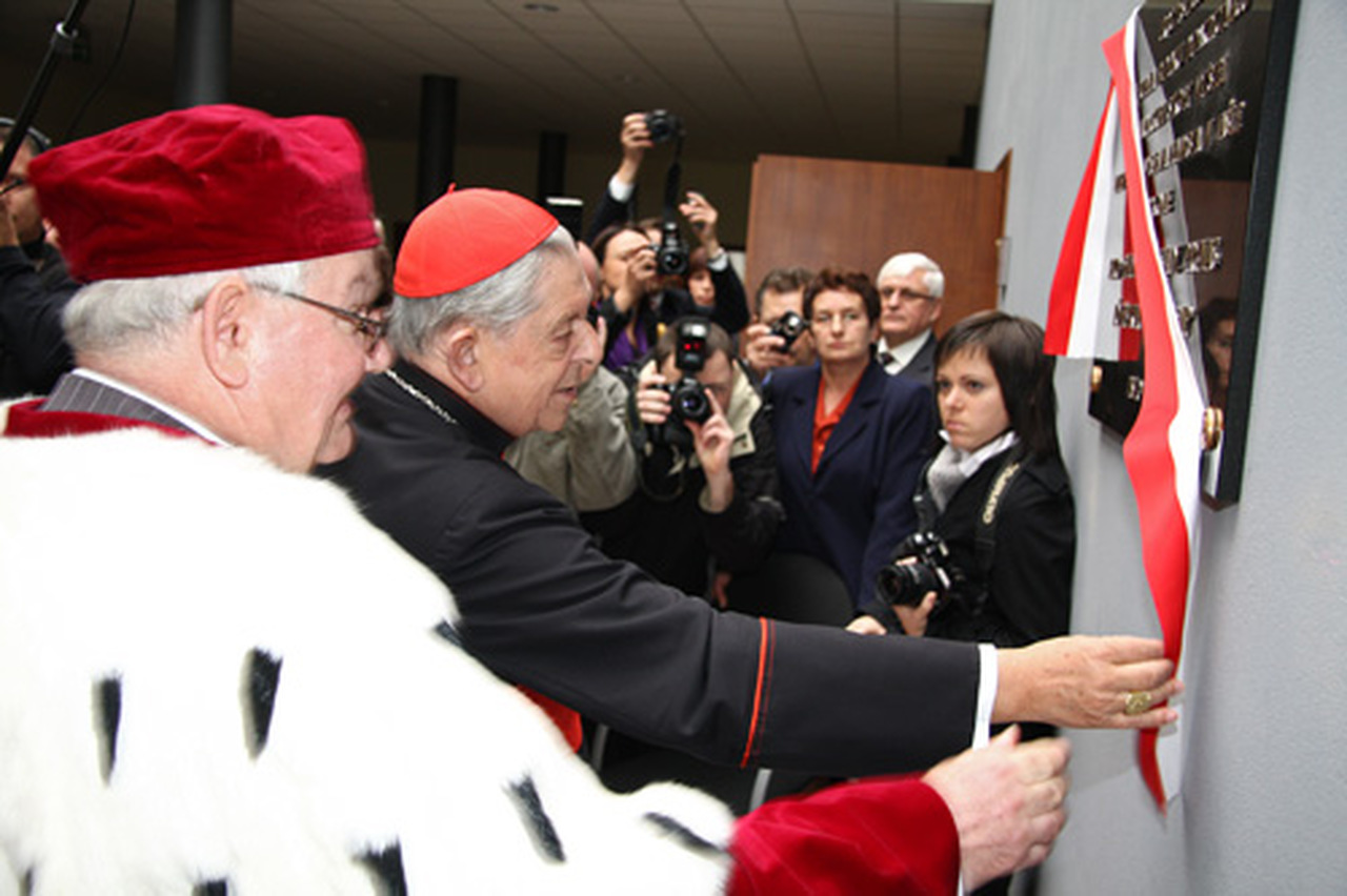 Odsłonięcie tablicy upamiętniającej poświęcenie uczelni przez Jego Eminencję Księdza Prymasa Józefa Glempa