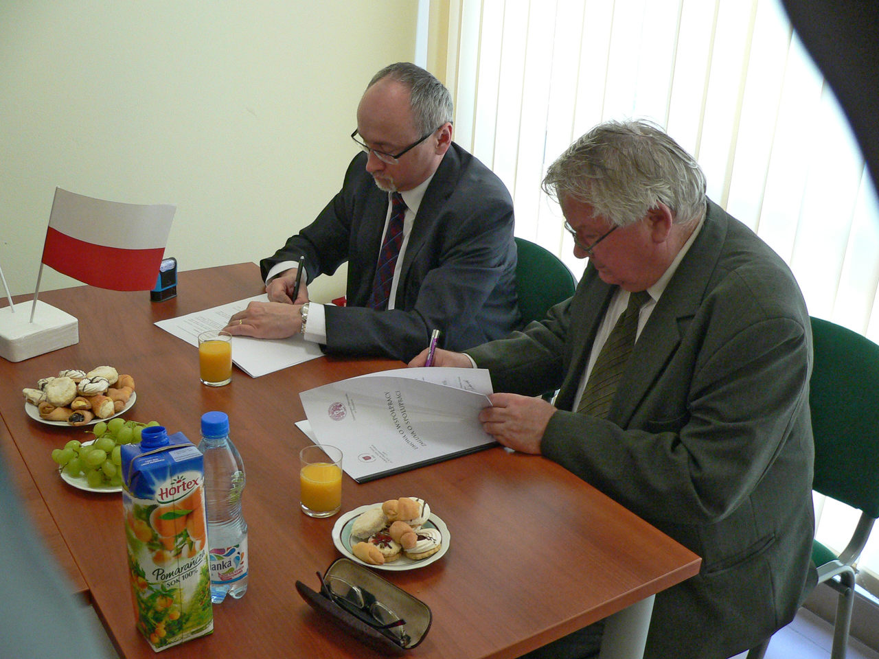 Podpisanie umowy o współpracy przez Rektorów – prof. dr inż. Stanisława Polańskiego (Podkarpacka Szkoła Wyższa w Jaśle) oraz prof. RNDr. Rene Matlowic (Uniwersytet w Preszowie)