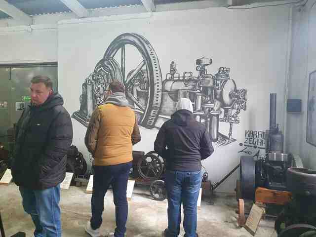 Studenci muzea samochodowe 2024 - Podkarpacka Szkoła Wyższa w Jaśle