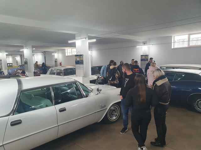 Studenci muzea samochodowe 2024 - Podkarpacka Szkoła Wyższa w Jaśle