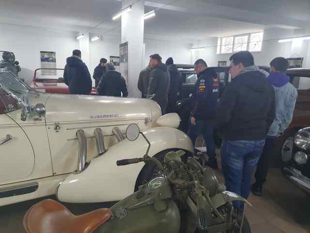 Studenci muzea samochodowe 2024 - Podkarpacka Szkoła Wyższa w Jaśle