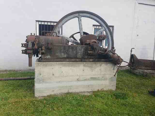 Studenci muzea samochodowe 2024 - Podkarpacka Szkoła Wyższa w Jaśle