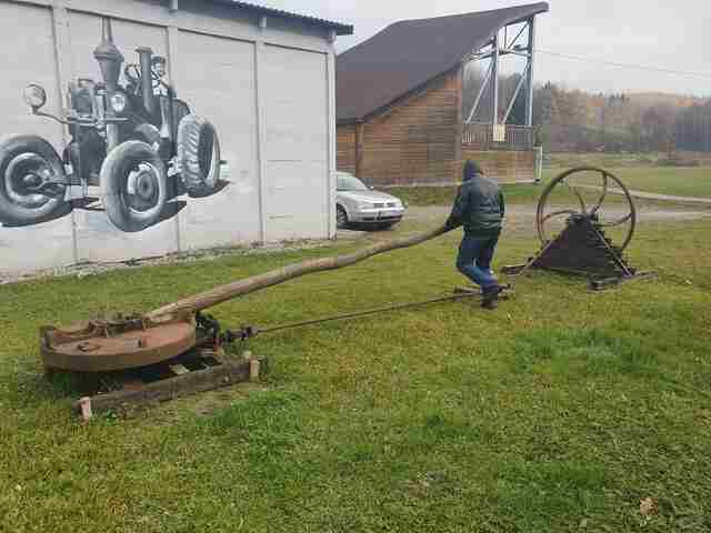 Studenci muzea samochodowe 2024 - Podkarpacka Szkoła Wyższa w Jaśle