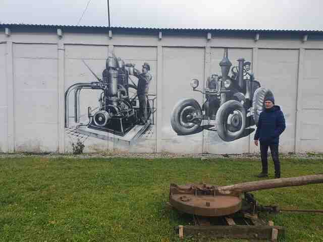 Studenci muzea samochodowe 2024 - Podkarpacka Szkoła Wyższa w Jaśle