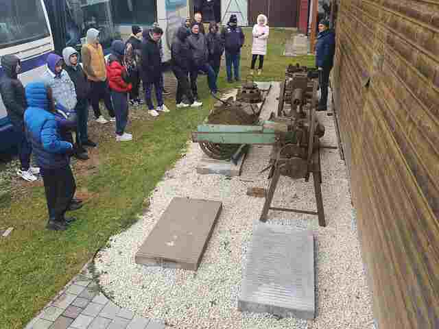 Studenci muzea samochodowe 2024 - Podkarpacka Szkoła Wyższa w Jaśle