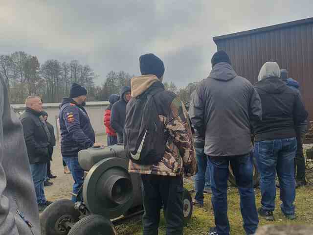 Studenci muzea samochodowe 2024 - Podkarpacka Szkoła Wyższa w Jaśle