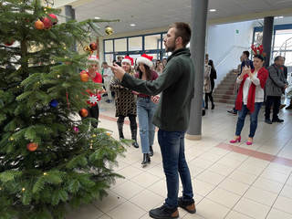 Wspólne ubieranie choinki - Podkarpacka Szkoła Wyższa w Jaśle