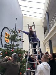 Wspólne ubieranie choinki - Podkarpacka Szkoła Wyższa w Jaśle