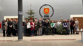 Wspólne ubieranie choinki - Podkarpacka Szkoła Wyższa w Jaśle